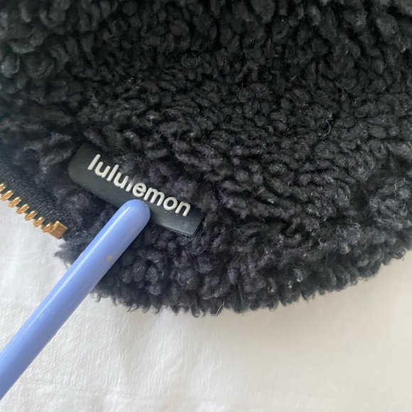 lululemon athletica Black Fleece Crossbody Bag - Picture 11 of 12